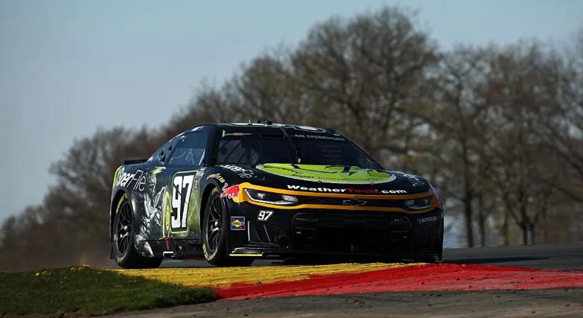 Sátor a pályán – szokatlan ok miatt szakították meg a NASCAR-versenyt