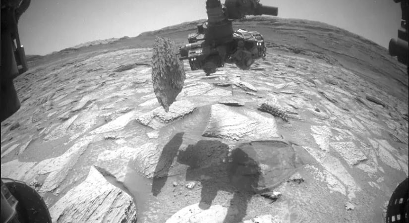A Curiosity marsjáró véletlenül kitört egy darabot a Marsból, napokba telt, mire megszabadult tőle