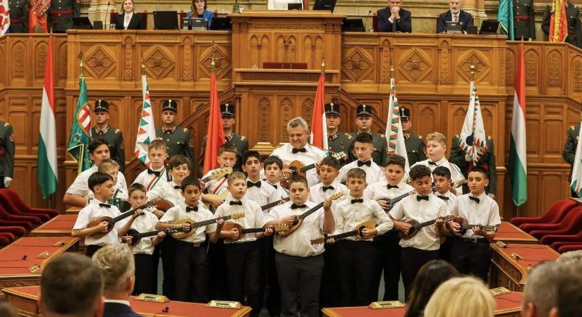 Politikai és társadalmi botrányt kavart a Mi Hazánk parlamenti kivonulása, itt vannak a reakciók