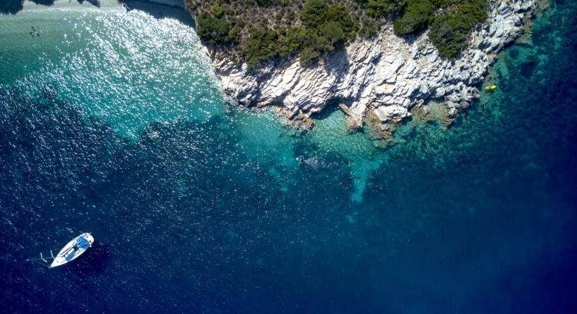 Fogalma sincs a görögöknek, hogy került egy robbanóanyagokkal megrakott drón a turistaparadicsom partjaihoz