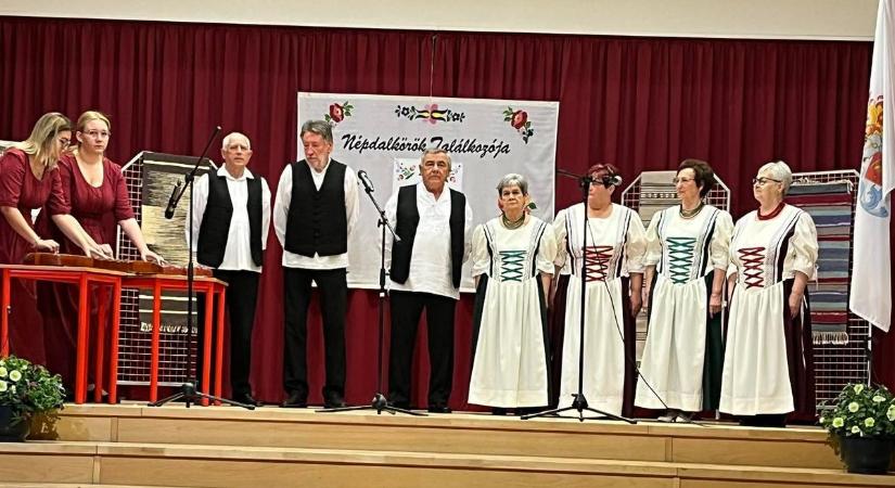 Zengtek a népdalok Szabadegyházán – hatalmas találkozót tartottak a dalkörök