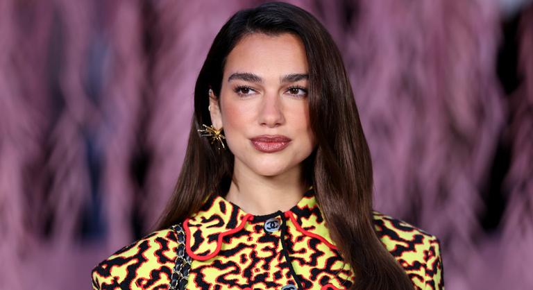 Dua Lipa beperelte a Samsungot