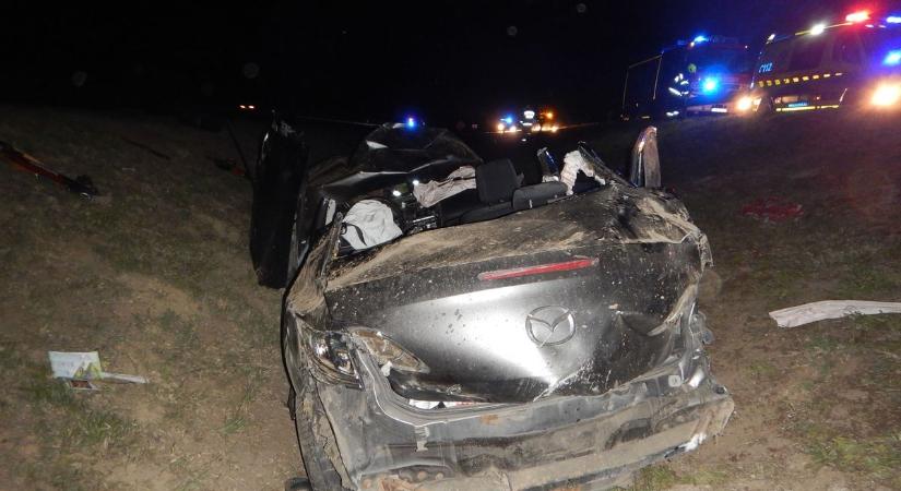 Ismét hatalmasat buktak a „halálúton” – szirénázó autók a 81-es főúton!
