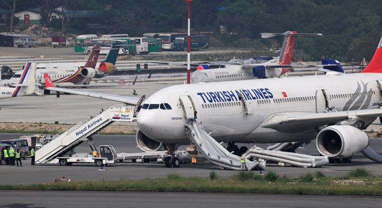 Vészcsúszdákon evakuálták a Turkish Airlines járatának utasait: leszállás után füstöt észleltek