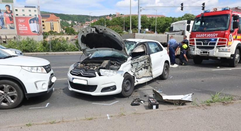 Egy tűzoltóautó is érintett lehet a balesetben: három jármű csattant a 48-as térnél! (HELYSZÍNI FOTÓKVIDEÓ)
