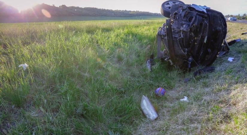 Megbénította a 26-os főutat egy baleset – négyen is megsérültek (fotókkal, videóval)