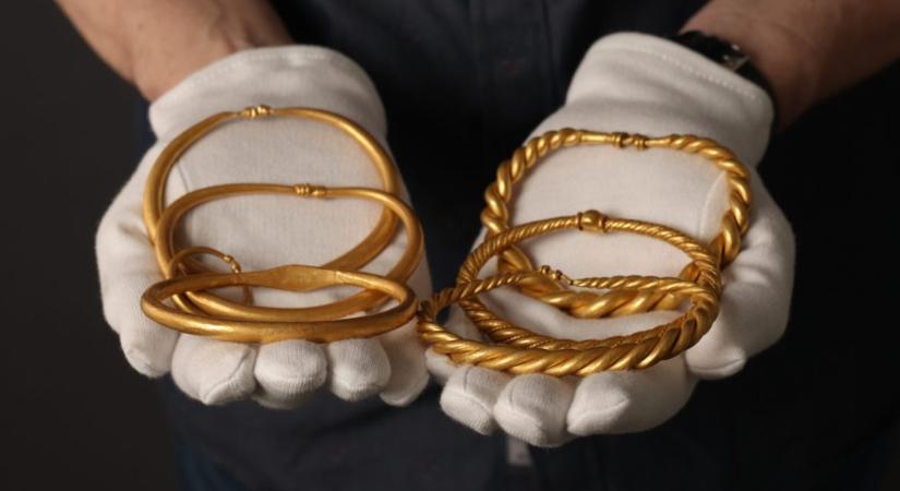 „Teljesen egyedülálló felfedezés” – páratlan viking kori aranykincsre bukkantak Dániában