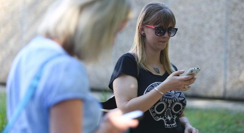 Vége a „zombi járókelőknek”? Brutális büntetést kaphatnak a gyalogosok is telefonozásért, ezen sok szabolcsi fel fog háborodni!