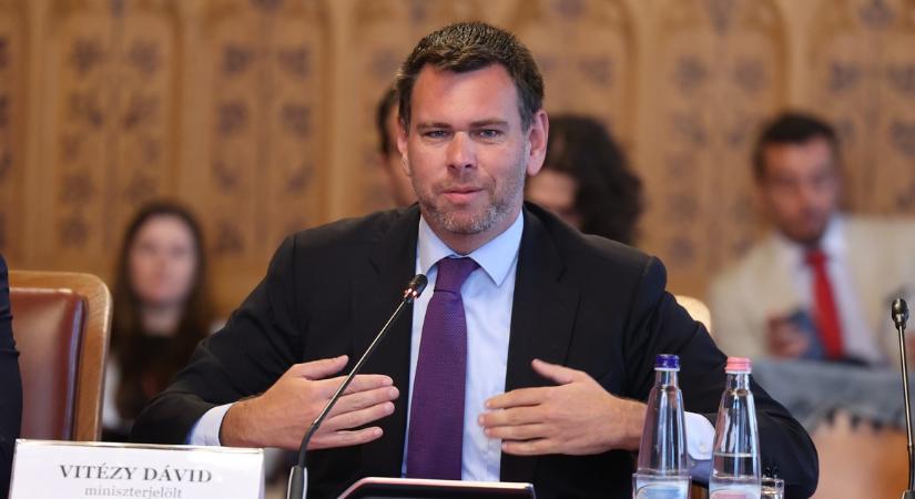 Romokban a vasút, indul a fejlesztés – Vitézy Dávid a gyorsulási versenyekről is beszélt a meghallgatásán