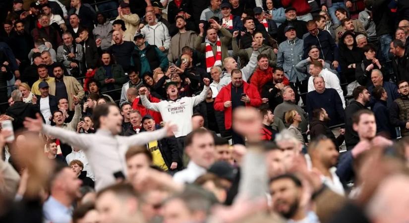 Az Arsenal-szurkolókkal kegyetlenül elbántak, botrányba fulladt a Premier League-meccs – videó