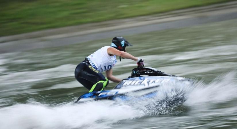 Üzenetet kapott a Tisza-tó nagykövete, agresszív jet skis miatt háborog a környék