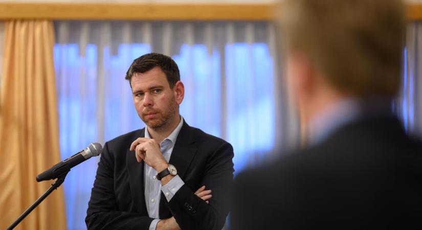 A Fidesz- és a Tisza-kormány is nyomja Vitézy Dávid vállát