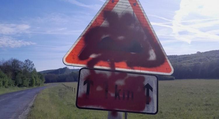 Valaki lefestett több tucat közlekedési táblát és oszlopot Vasban