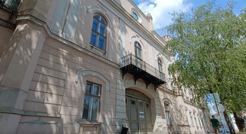 Évek óta üresen áll, most váratlan dolog történt a makói épületnél
