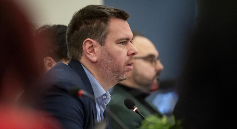 Vitézy Dávid: felülvizsgáljuk Lázár János beruházásait, hazahozzuk az EU-s pénzeket