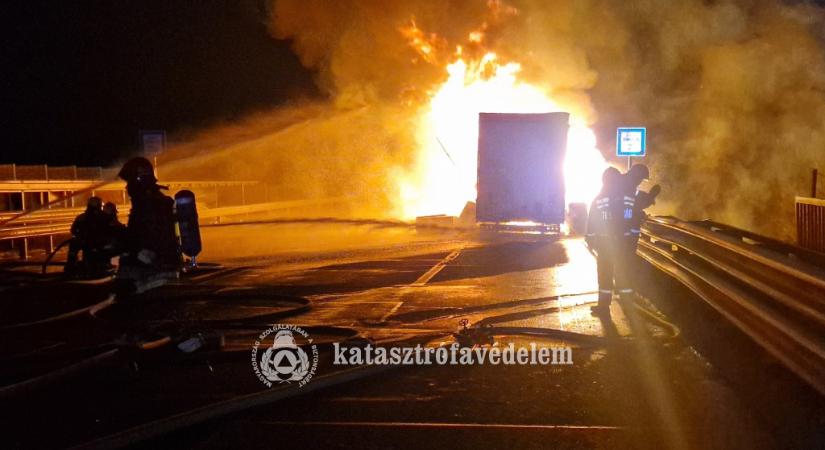 Vásárhelyi tűzoltók is oltották a kamiontüzet