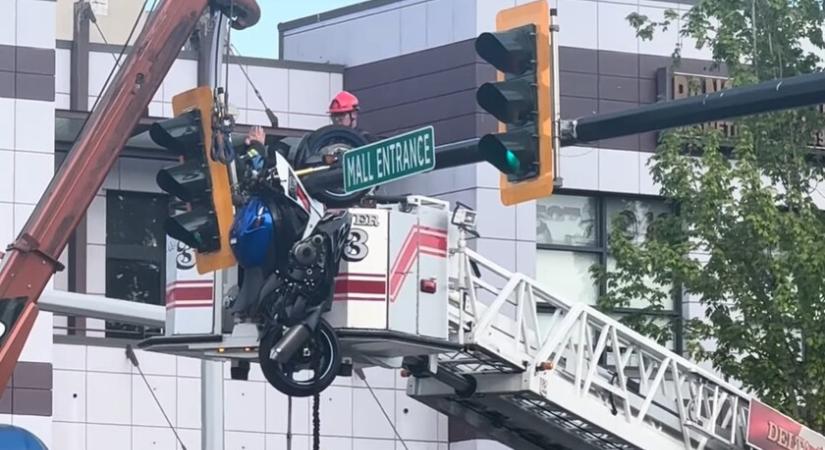 Rendhagyó baleset: lámpaoszlopon landolt a Suzuki - Repül a, repül a... GSX-R