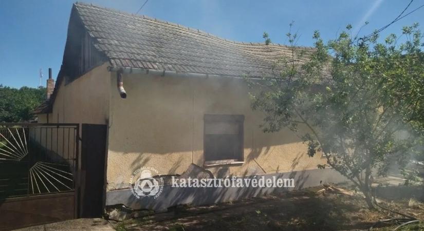 Rémálom Magyarbánhegyesen: pórázt akart tenni anyja nyakára a férfi, majd rágyújtotta a házat