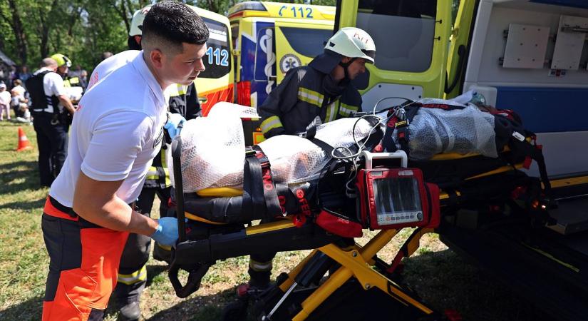 Szimulált baleset és különleges járművek – így ünnepelték a mentők napját Halason  fotók, videó