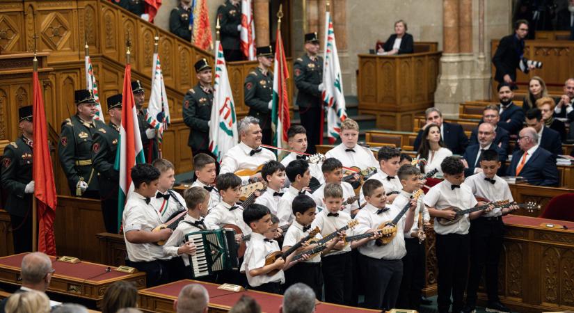Éneklő parlament, táncoló miniszter, súlyos gazdasági örökség - így ír Magyarországról a nemzetközi sajtó