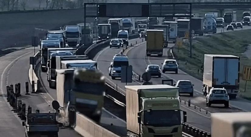 Videón a brutális kamionbaleset az M1-esen: a betonfal mentette meg több ember életét