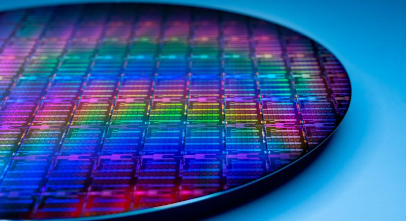 Igénybe venné az Intel bérgyártó részlegét az Apple