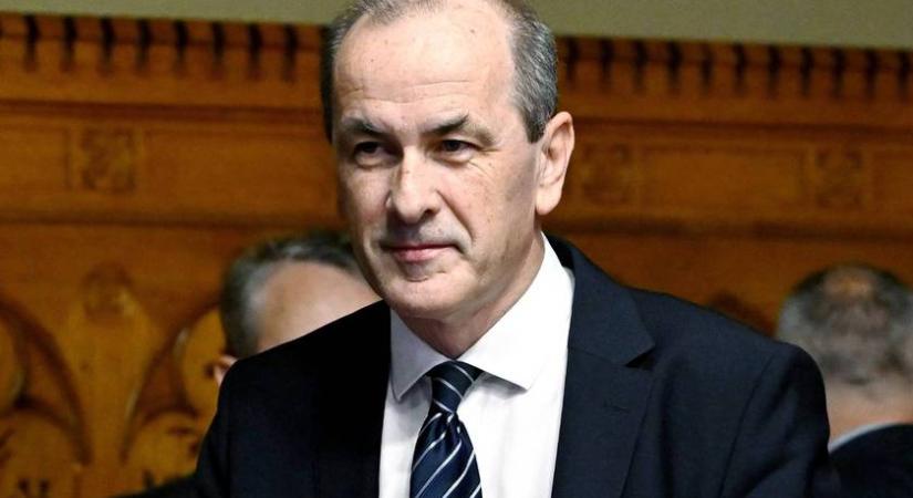 Íme a gyönyörű brit énekesnő, akinek dalára ropta Hegedűs Zsolt: nem talált szavakat a politikus táncára