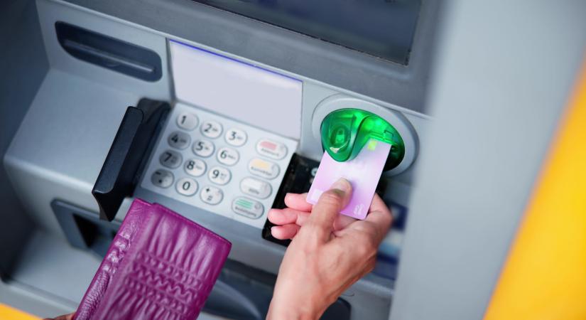 Figyelmeztet a nagy magyar bank: ezekkel a kártyákkal hamarosan gondok lehetnek