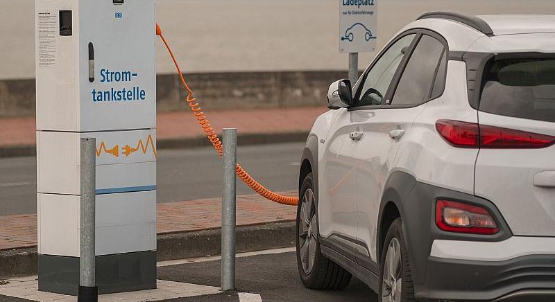 Döbbenetes összeget önt Európa az elektromos autózásba