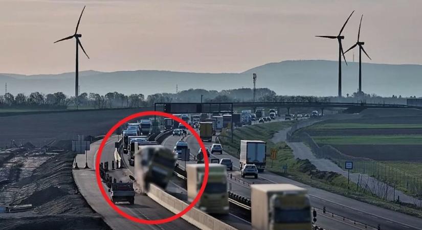 Hajszálon múlt a tragédia az M1-esen; videón, ahogy egy kamion a betonfalnak csapódik