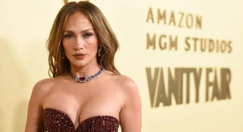 Jennifer Lopez szuperszexi mélyvörös ruhájától tűzbe jöttek a rajongók – videó