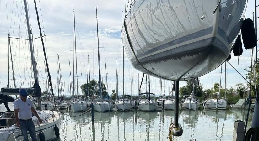 Senki sem értette, miért állt meg a hajó a Balatonon – reggel kiderült az oka (videó)