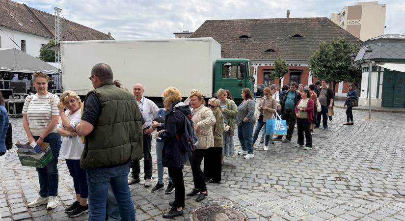 Kerületi lakosoknak osztott paradicsompalántákat a Bolgár Nemzetiségi Önkormányzat – Ezúton is köszönjük a munkájukat!