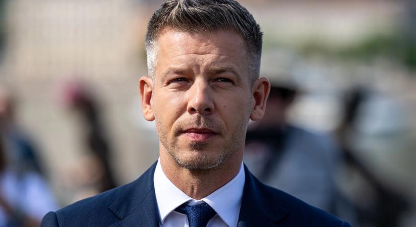 Fotón az öltönyben DJ-ző Magyar Péter