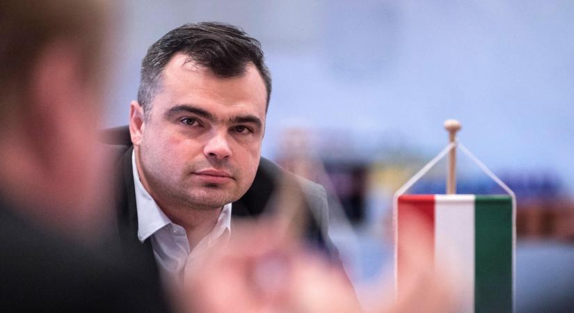 Áll Vaszily Miklós poros kék kezeslábasban – a TV2 és a gyűlölet átbrandelése