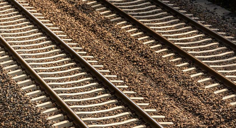 Átfogó fejlesztésben épül új vasúti rakodó Tatán