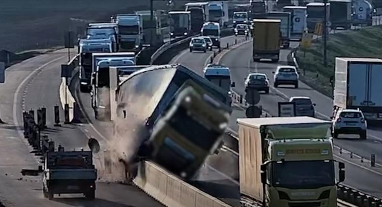 Fennakadt a betonfalon, majd az oldalára borult egy kamion az M1-es autópályán
