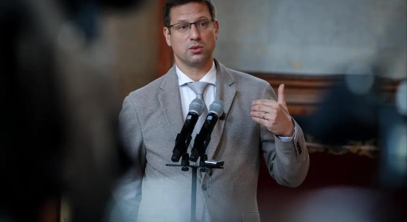 Gulyás Gergely demokráciáról és diktatúráról elmélkedve reagált az állami hivatalok vezetőinek címzett lemondási felszólításokra