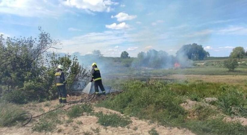 Az étkezőben keletkezett a tűz, ami a lambérián keresztül a födémre is átterjedt