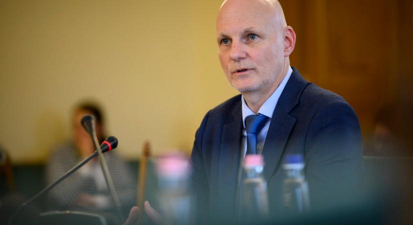 Az általunk bemutatott DKÜ-s tenderek felülvizsgálatát ígéri Tanács Zoltán miniszter