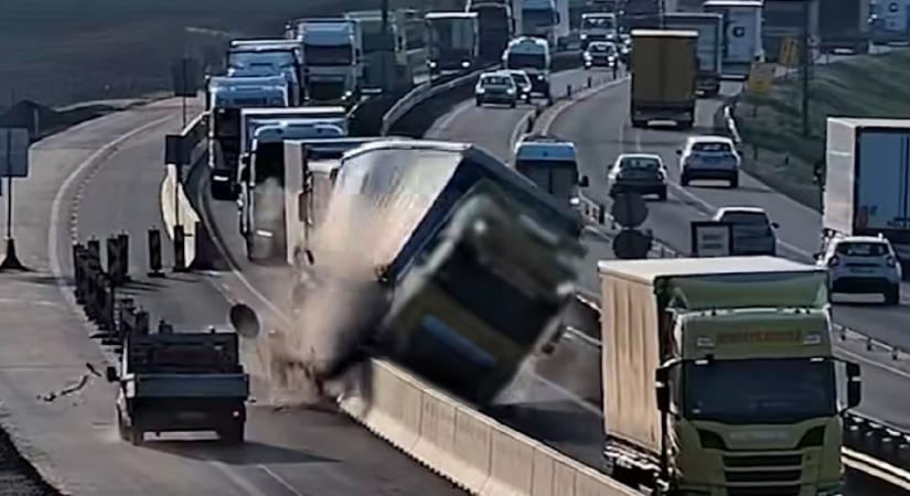 Baleset az M1-esen: felborult egy kamion, mentőhelikopter vitte el a sofőrt – videó