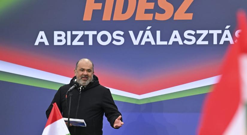 Fotón, ahogy rendőrök viszik el a volt fideszes országgyűlési képviselőt, Bóna Zoltánt