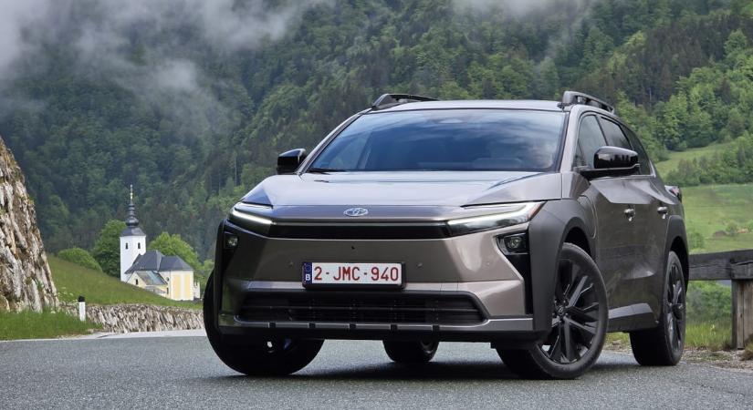 Ferrarikat reggelizik az új Toyota kombi, teszten a rekorderős bZ4X Touring
