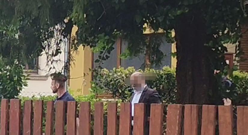 Megszűnt a mentelmi jog, jöttek a nyomozók: rendőrök vitték el a volt fideszes képviselőt
