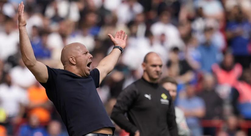A hétvégi botrány után döntöttek Arne Slot sorsáról Liverpoolban