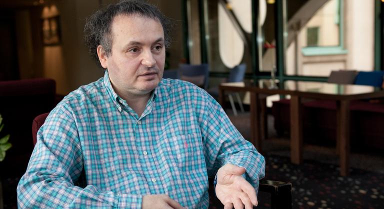 Galla Miklós kilenc hónapja csuklik, a Tisza Párttól vár segítséget