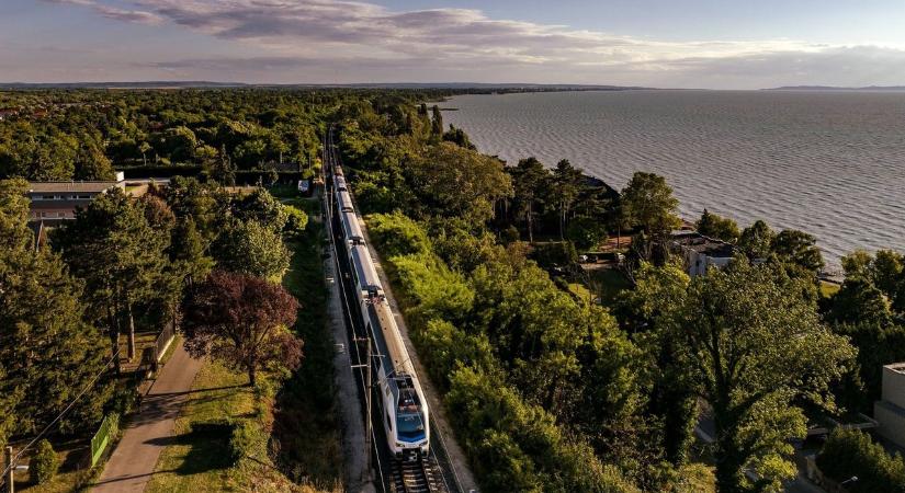 Soha nem látott vonatok száguldozhatnak a Balaton partján – Vitézy Dávid elszólta magát
