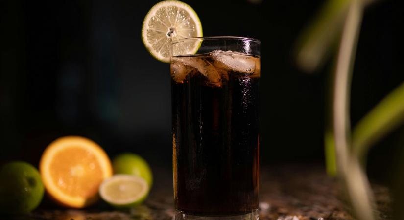 Szédítő látvány és hatás: mindent visz a fekete limonádé!