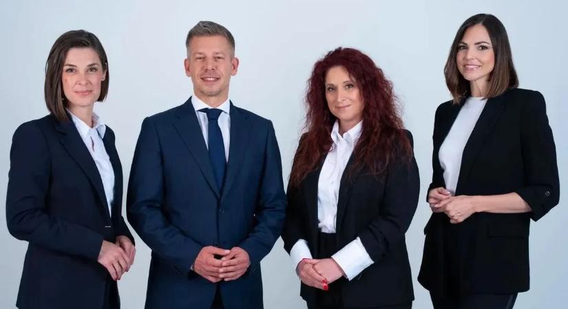 Sorra igazolnak át a Tiszához a „független” újságírók