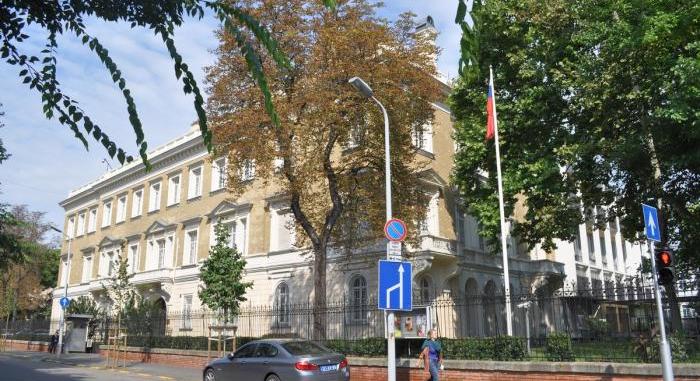 Rohamrendőrök és kémelhárítók rohanták le az orosz nagykövetség előtt sétáló diákokat – Megtréfálták a titkosszolgálatokat a ballagó középiskolások